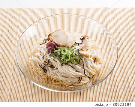 蒸し鶏と梅干しと塩昆布のぶっかけそうめんの写真素材