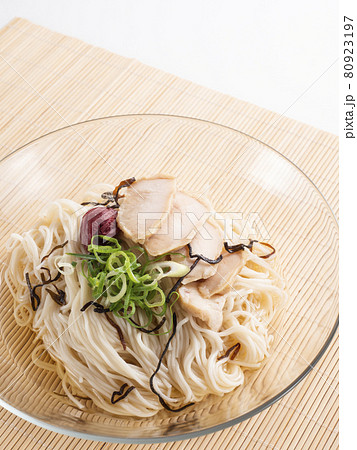 蒸し鶏と梅干しと塩昆布のぶっかけそうめんの写真素材