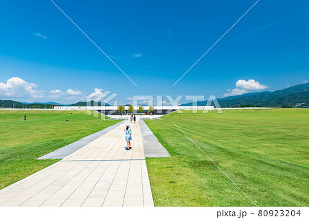 夏の青空と陸前高田の風景 80923204