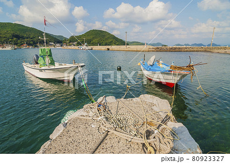 青海島　漁村　漁港　釣り船　漁船　港町　綺麗な海　 青い海　透明感  80923327