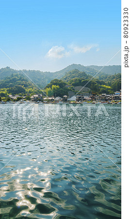 青海島 漁村 漁港 釣り船 漁船 港町 綺麗な海 青い海 透明感 の写真素材