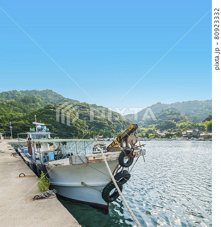 青海島 漁村 漁港 釣り船 漁船 港町 綺麗な海 青い海 透明感 の写真