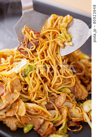 焼きそば　ヤキソバ　やきそば　おうち時間　おうちごはん 80923648