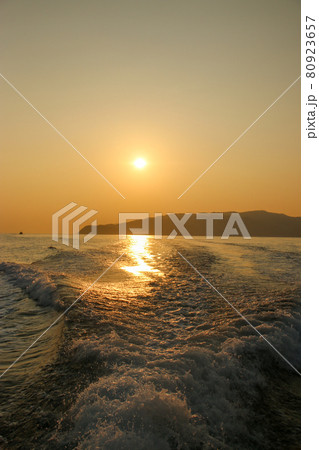 船から見る夕日【和歌山県友ヶ島】 船から見る夕日【和歌山県友ヶ島】 80923657