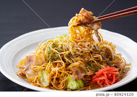 焼きそば　ヤキソバ　やきそば　おうち時間　おうちごはん 80924320