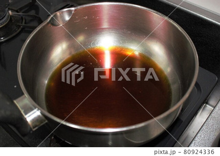 醤油の入った鍋 醤油の入った鍋 80924336
