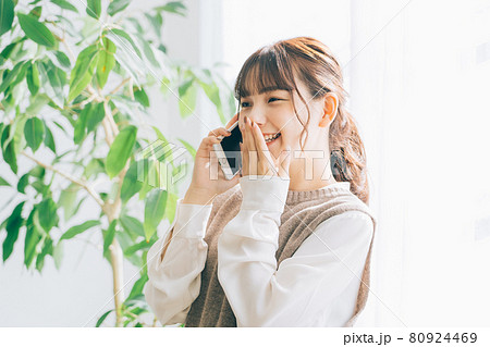 電話をする若い女性 電話をする若い女性 80924469