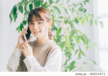 電話をする若い女性 電話をする若い女性 80924471