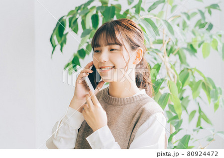 電話をする若い女性 電話をする若い女性 80924472