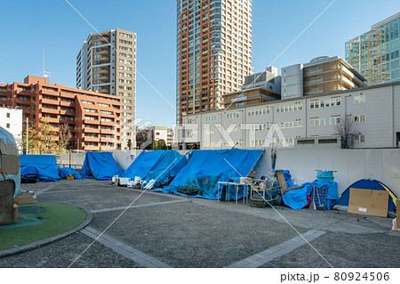 東京都渋谷区美竹公園に設置されたホームレスのテント 80924506