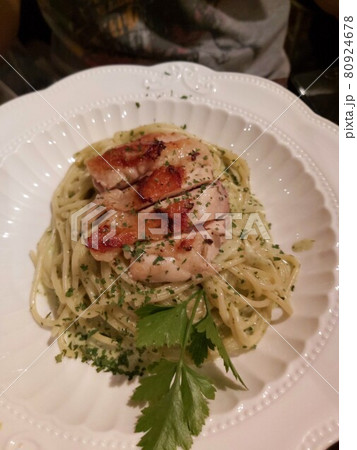 Pasta with pesto sauce and grilled chicken 80924678