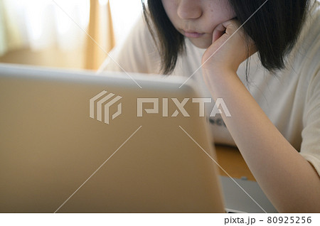 ノートパソコンを使う女性（シネマティック） 80925256