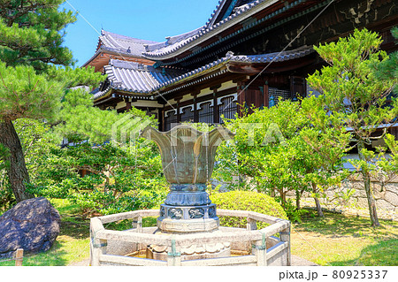 京都、大谷祖廟の境内 80925337