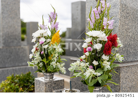 きれいなお花がお供えしてあるお墓 80925451