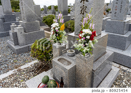きれいなお花がお供えしてあるお墓 きれいなお花がお供えしてあるお墓 80925454