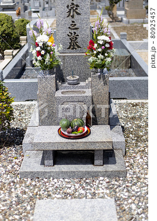 きれいなお花がお供えしてあるお墓 80925457