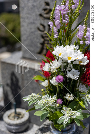 きれいなお花がお供えしてあるお墓 80925550