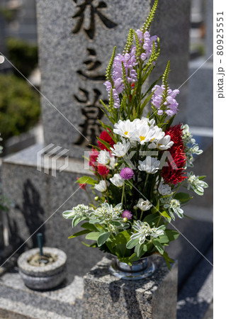 きれいなお花がお供えしてあるお墓 きれいなお花がお供えしてあるお墓 80925551