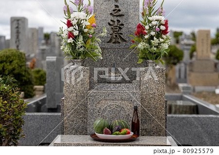 きれいなお花がお供えしてあるお墓 80925579