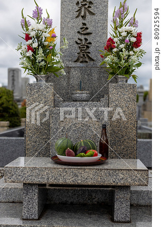 きれいなお花がお供えしてあるお墓 きれいなお花がお供えしてあるお墓 80925594