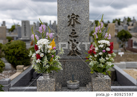 きれいなお花がお供えしてあるお墓 きれいなお花がお供えしてあるお墓 80925597