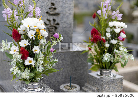 きれいなお花がお供えしてあるお墓 80925600
