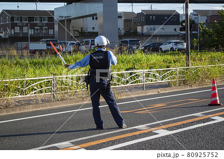 車に停止を促す警察官 80925752