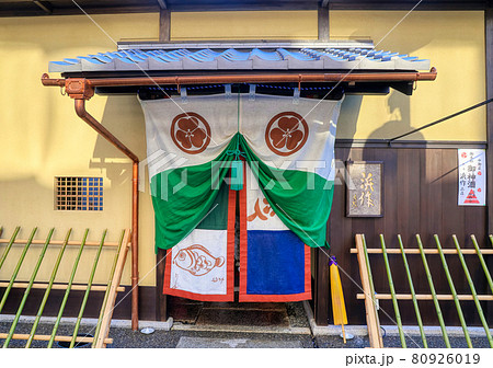 京都、祇園祭の町屋の風景 80926019