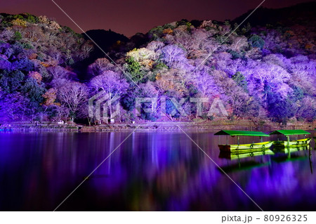 京都嵐山のライトアップされた渡月橋の夜景と花灯路 80926325
