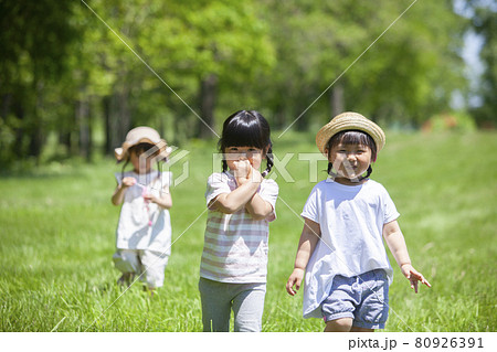 春の野原で遊ぶ子ども達 80926391