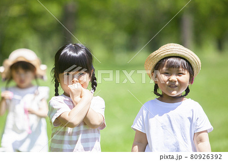 春の野原で遊ぶ子ども達 80926392