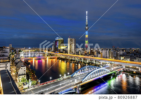 東京都　浅草 の夜景　隅田川と東京スカイツリー 80926887