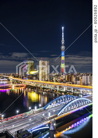 東京都　浅草 の夜景　隅田川と東京スカイツリー 80926892