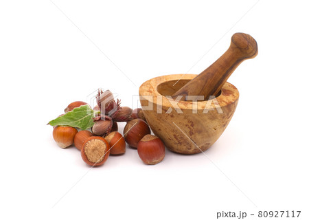 Hazelnuts and wooden rustic-style mortar and pestle 80927117