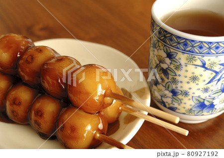 おやつに　みたらし団子 80927192