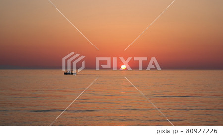 海 夕焼け 夕暮れ 80927226