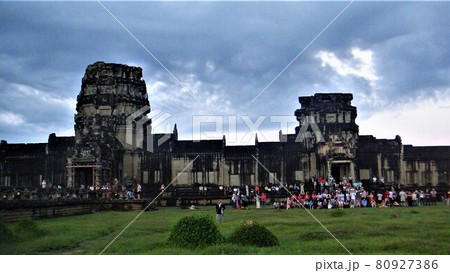 アンコールワットの日の出前の薄闇(2) アンコールワットの日の出前の薄闇(2) 80927386