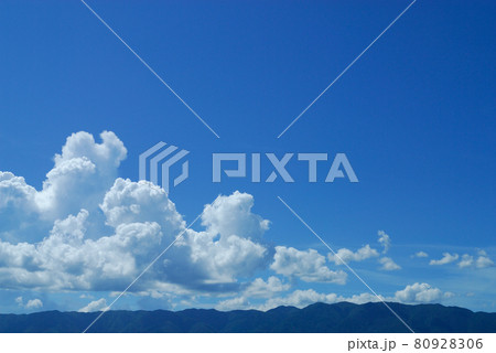 暑い季節の大空 80928306