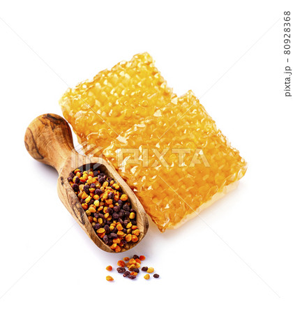 Honeycomb with pollen on white backgrounds 80928368