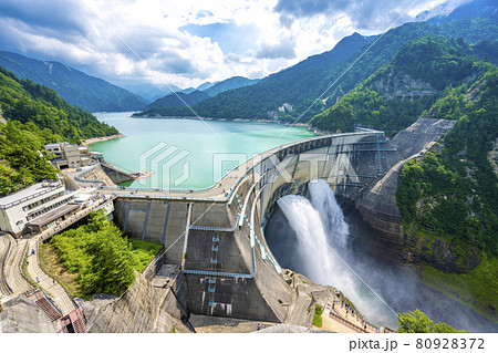 新緑の黒部ダム 80928372