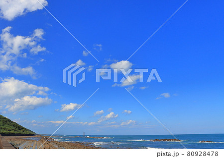 夏の青空と海 夏の青空と海 80928478