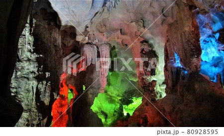 美しくライトアップされた鍾乳洞～ハロン湾『ティエンクン洞』 80928595