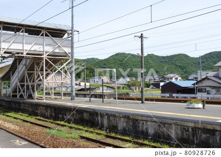 山陽本線・吉永駅のホームと跨線橋 80928726