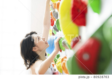 若い女性　クライミングジム　登る 80928763
