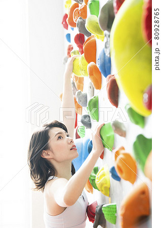 若い女性 クライミングジム 登る 若い女性 クライミングジム 登る 80928765