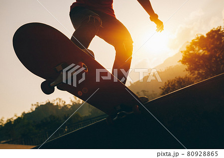 Asian woman skateboarder skateboarding at skatepark Asian woman skateboarder skateboarding at skatepark 80928865