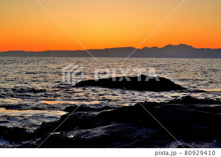 江の島　稚児ヶ淵 からの長秒露光撮影による夕景 80929410