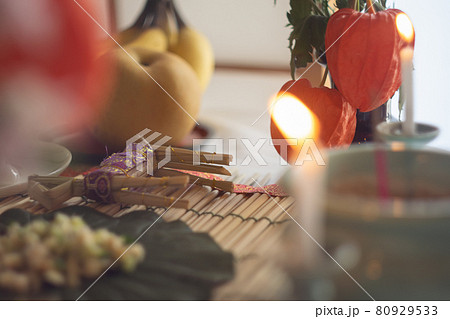 ご先祖様を迎えるために飾られた盆棚 80929533