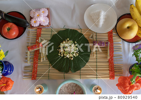 ご先祖様を迎えるために飾られた盆棚 80929540