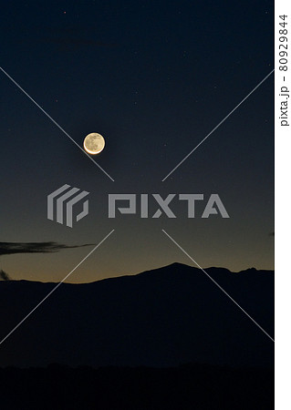 北杜市白州町、奥秩父山系の上に月齢28地球照の細い月（ベルガ通りから） 80929844